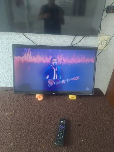 TV SMART 32 POLEGADAS PHILCO ROKU SEM OS PES ACEITO CARTÃO