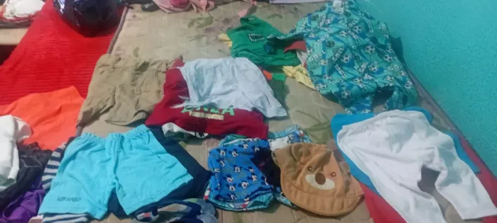 Lotes de roupas adultos e crianças com 455 peças 