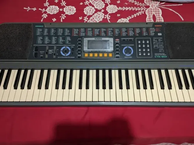 Teclado Casio CTK-601 usado 1/8 com defeito. Realizo a entrega 