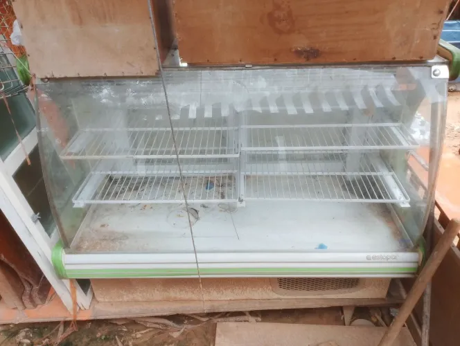 Vendo freezer tá com defeito é só o gás e a lateral está aberta
