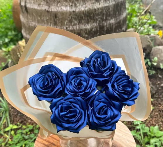 Rosas artesanais de cetim