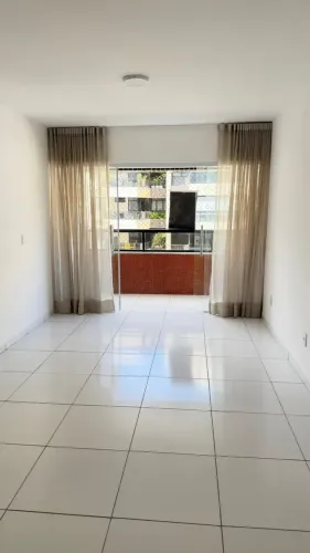 Alugo Apto de 3 quartos+ varanda a 100 m da Praia de Ponta verde