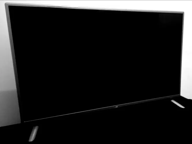 Smartv LG com tela rachada, mas funcionando.