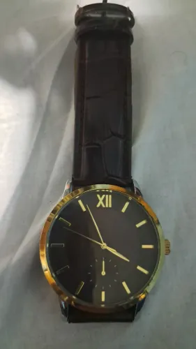 Relógio com pulseira de couro