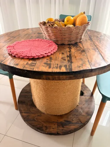 Vendo mesa com cadeiras