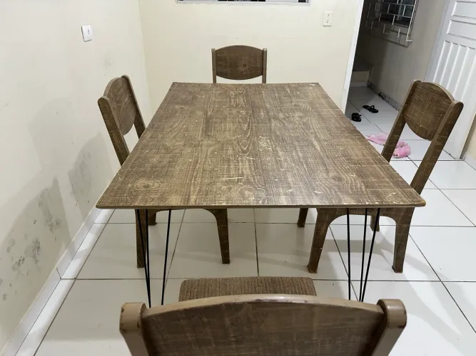 Mesa desapego - 4 cadeiras, cabe 6
