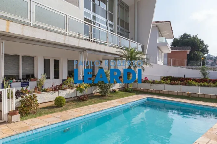 CASA ASSOBRADADA - PACAEMBÚ - SP