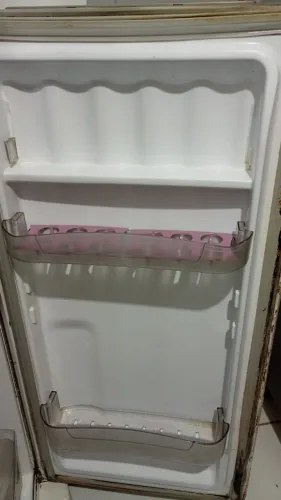 Gelando normal mente ,precisa de uma pintura,motivo da venda comprei outra.