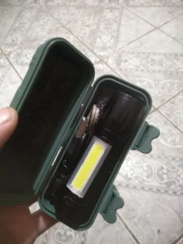 Pequena lanterna led de mão recarregável USB