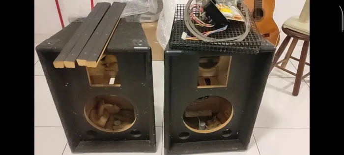 Gabinetes originais JBL com disores passivo interno originais JBL.