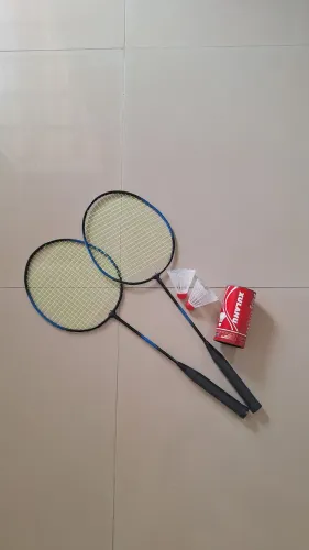 Raquetes de badminton com petecas