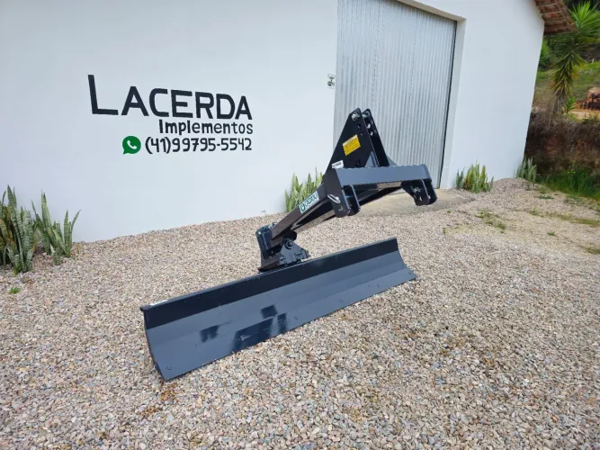 Lamina traseira para trator