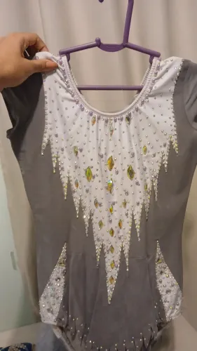 Collant de ginástica rítmica cinza e branco