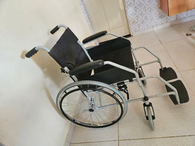 Vende-se essa cadeira de roda por 500 reais 