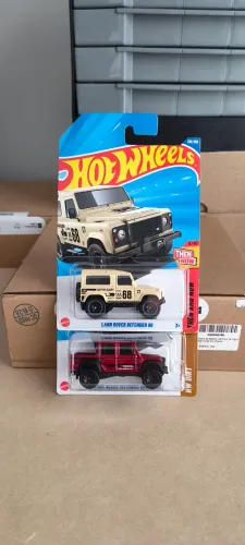 Hot Wheels 2 Land Rover Defender Bege e Vermelha