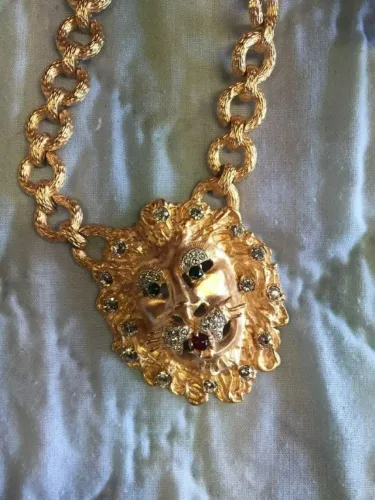 Colar com cabeça de leão Elvis feito por Lowell Hays, banhado a ouro 18k.