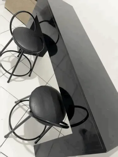 Bancada Preta + 2 Banquetas Baixas