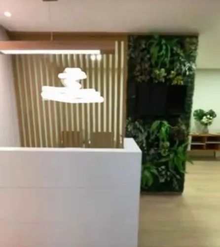 Painel ripado + painel de TV com jardim vertical