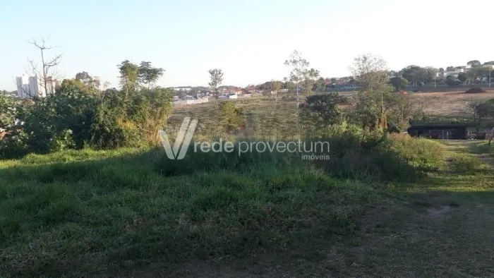 AREA DE 2072 m² de alto potencial comercial.