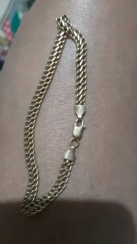 "Vendo esta pulseira de ouro 750, equivalente a 18 quilates. Linda!"