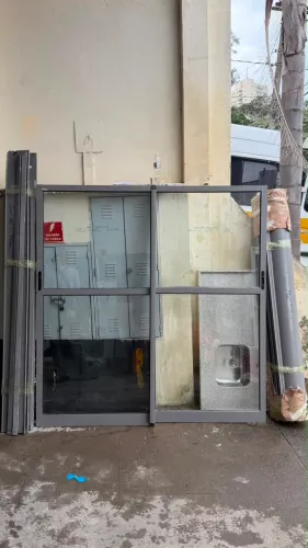 Porta balcão com persiana