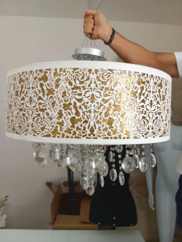 Vendo lustre de mesa com cristais belíssimo