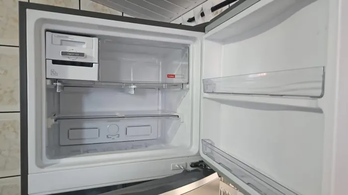 Geladeira inox bem conservada