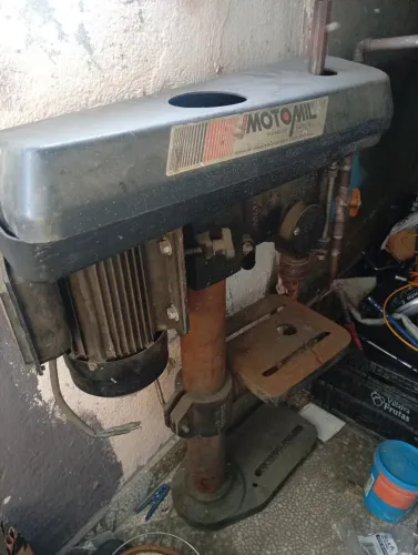 Vendo uma furadeira de bancada
