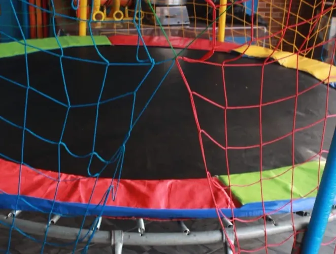 3 Camas Elásticas + 1 Piscina de Bolinhas de Formato em Casinha.