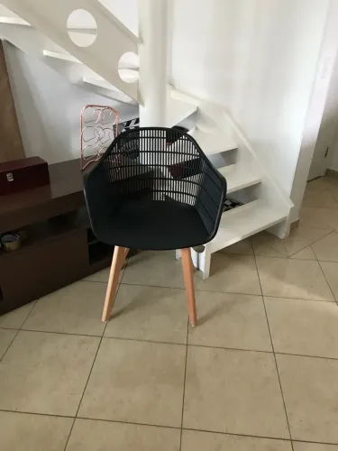 Cadeira Decorativa Preta com Pés Palito
