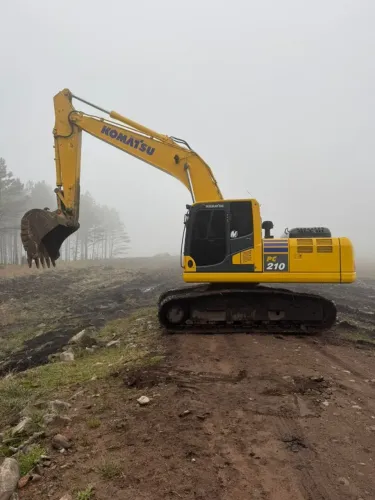 Escavadeira Hidráulica Komatsu PC210 Ano 2022 6.000 Horas