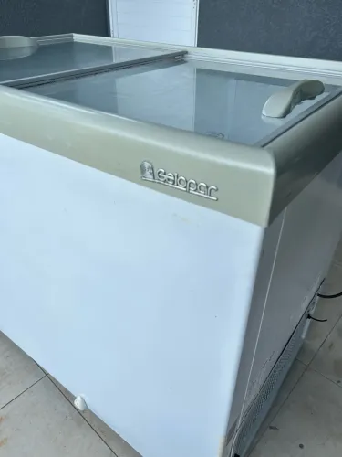 Freezer horizontal 2 portas de vidro por 1.400 e ótimo estado