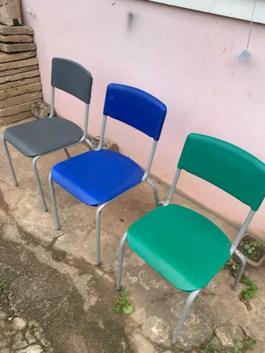 Cadeiras plástico pés de ferro 