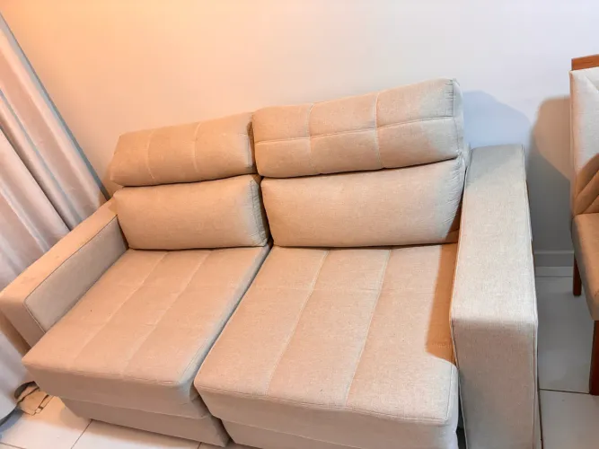 Sofá Infinity Retrátil Pés de Madeira + Decoração em Couro