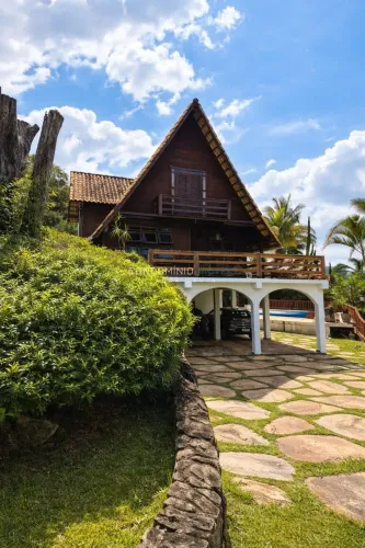 Refúgio Exclusivo em Madeira Maciça com Vista Definitiva para a Mata no Condomínio Condado