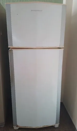 Geladeira branca brastemp com defeito