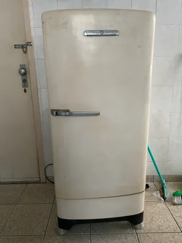 Geladeira Vintage anos 50. Em funcionamento