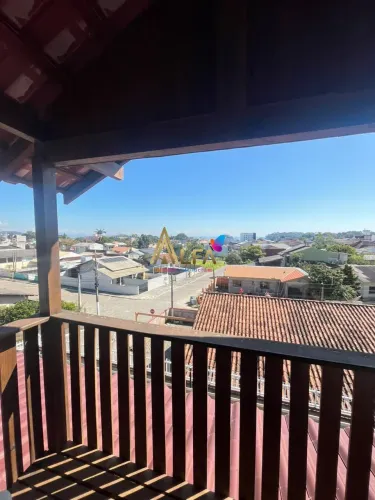 Casa à venda na Avenida Eugênio Krause, em Penha