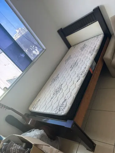 Cama de solteiro de madeira + colchão novo
