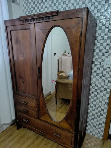 Guarda-Roupa Antigo em Madeira - Vintage/Rústico