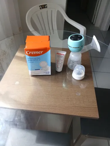 Kit amamentação: absorvente de seios, bomba de amamentação e hidratante para mamilos.