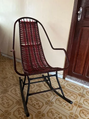 Cadeira de Balanço em Fio (Espaguete) - Preta e Vermelha