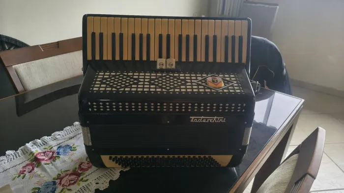 Acordeon 120 Baixos - Tel. 27 9. *