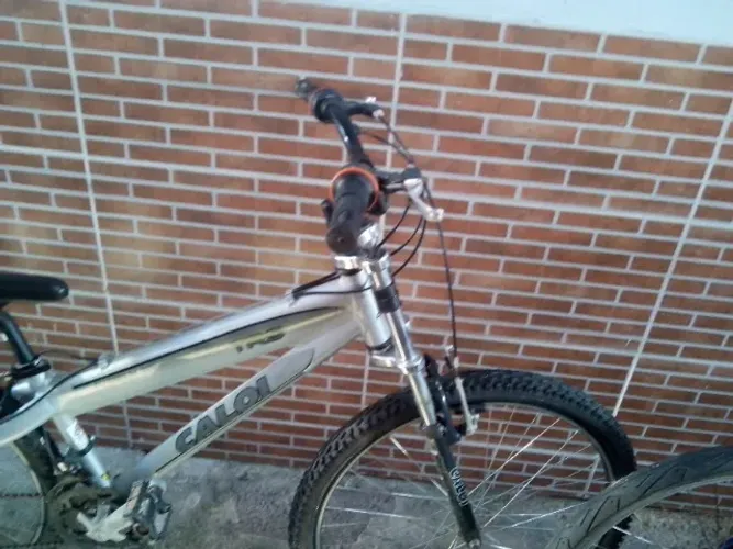 Bicicleta Aro 26 Caloi TRS Alumínio - 21 Marchas e Suspensão