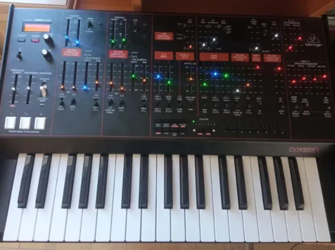 Sintetizador Behinger Odyssey