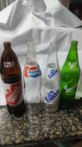4 garrafas vazias de vidro antigas de guaraná Brama, Pepsi, Fanta e Sprite  