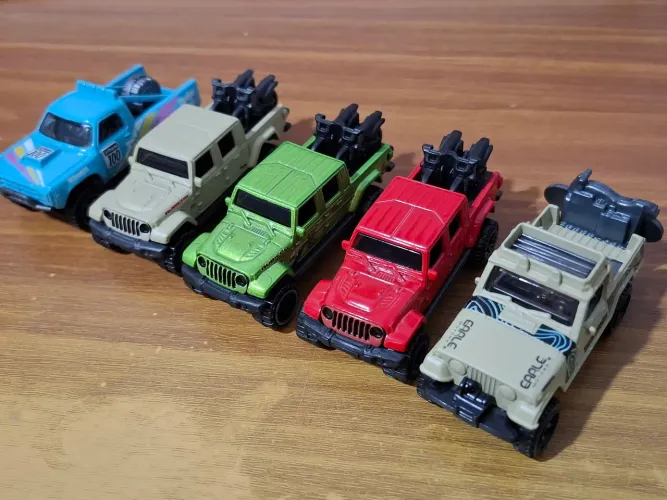 5 Hotwheels variados (Jeep Gladiator)