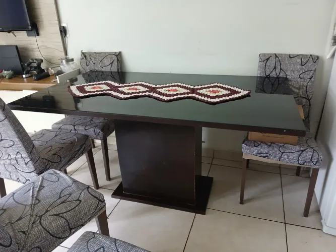 Mesa com 6 cadeiras
