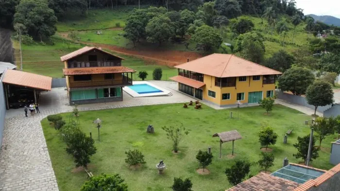 Posse - Sítio com 2 casas com 4 quartos, piscina etc. Oportunidade!