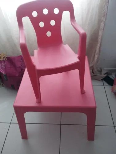Mesa e cadeira infantil rosa